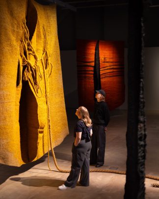 Miniopastus Magdalena Abakanowicz: Rajojen ylittäjä -näyttelyyn (suomeksi)